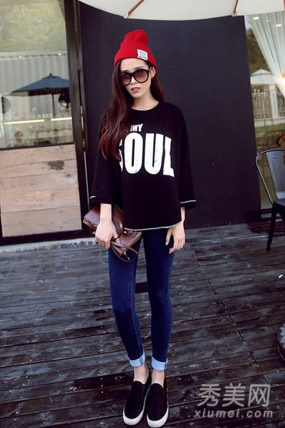 高领衫搭配牛仔裤打造时尚