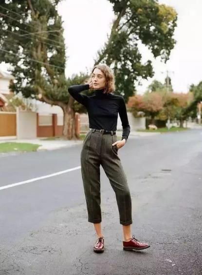 你知道如何穿专为女性设计的长裤吗?