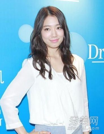 “邻家漂亮男孩”在朴信惠的圆脸发型秀上很受欢迎