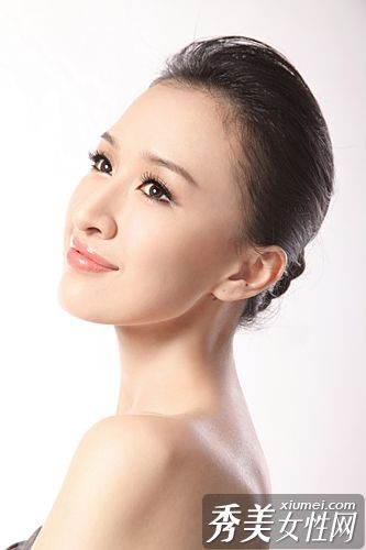 遮瑕膏的巧妙表现出完美无瑕的妆容