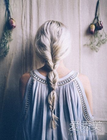 分段扎马尾辫就像鱼尾辫一样好