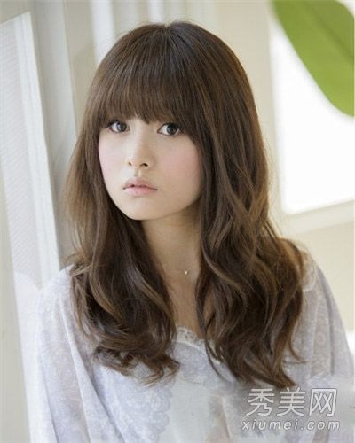 女孩的汉字脸适合什么发型?瘦脸和长发是首选。