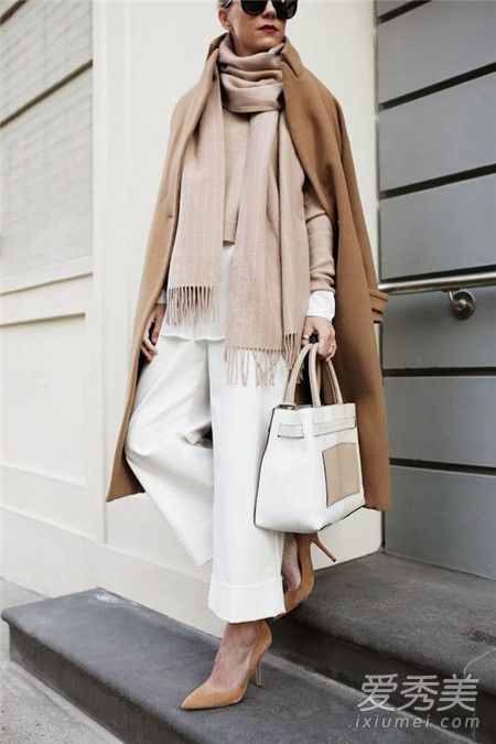 黄皮肤的女孩小心翼翼地穿上骆驼毛大衣！