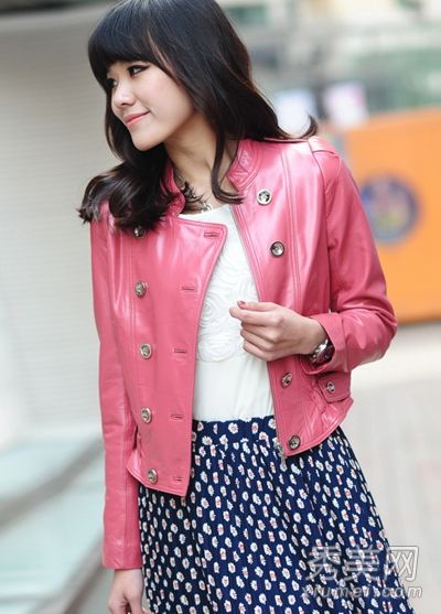 最新的秋装与时尚多变的亮点相得益彰