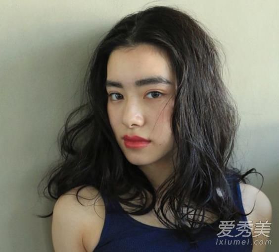 如何染黑灰头发你想让黑灰头发飘起来吗