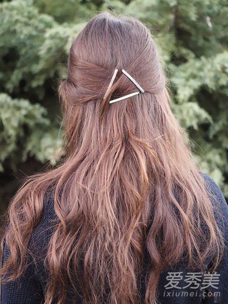 冬季发型搭配:发夹+头发编辑非常吸引人！
