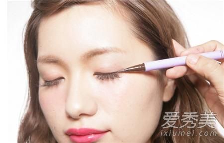 如何画眼线不粘下眼睑眼线晕染下眼睑怎么办