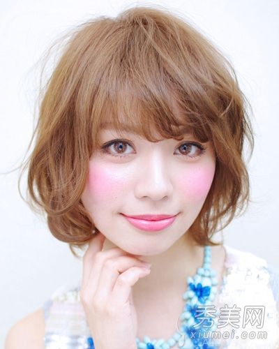 女孩的发型和小脸盘的卷发最能装饰圆脸。