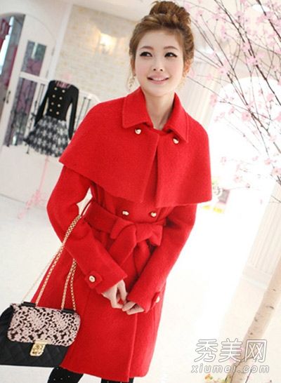 红色呢子大衣是新年的必备之物
