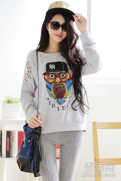 棒球帽+背心+紧身衣展现秋季活力