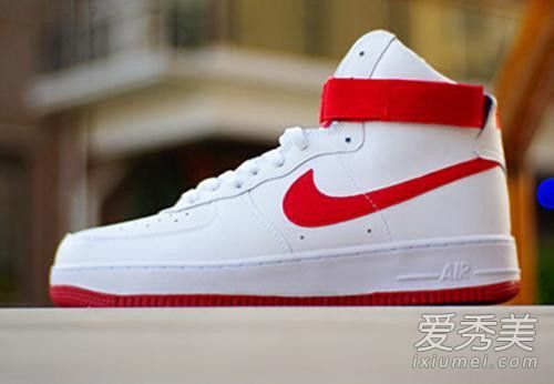 耐克空军用系列的颜色是什么?