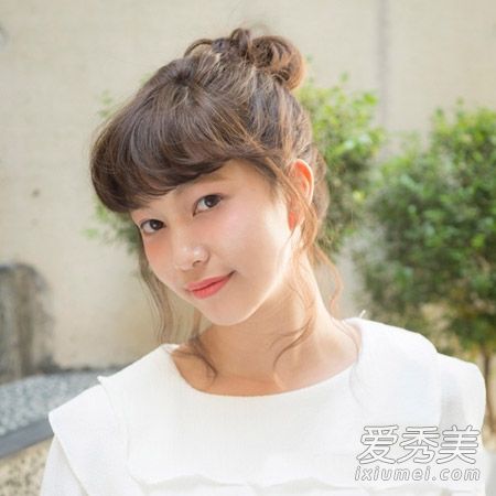 蓬松的球头装订法使刘海更加醒目。