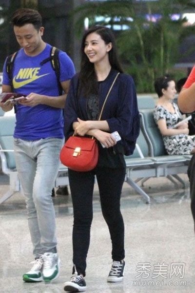向高圆圆学习穿铅笔裤+帆布鞋展现青春活力