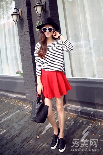 长袖上衣和短裙混搭的矮女孩看起来就像这样高。