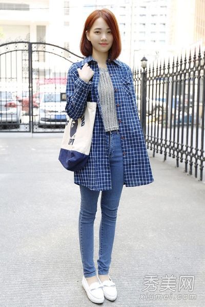 格子衬衫与裤子和牛仔裤一起流行。