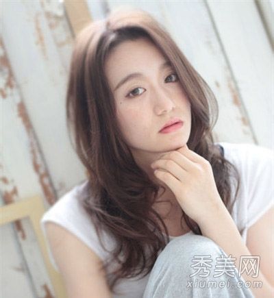 9时尚的长发搭配椭圆形的脸型更显气质