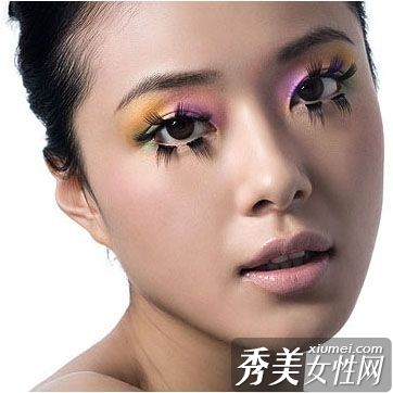 迷人的眼妆瞬间迷住了他的心。