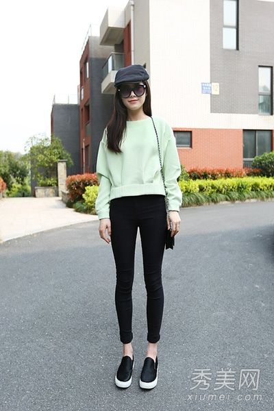 卫衣像紧身裤和休闲装一样漂亮。