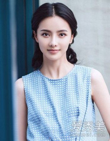 圆脸适合中长发。这幅画捆起来看起来更好。