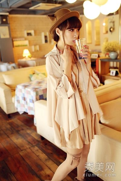 秋装喜欢不规则和独特的性感女性气质。
