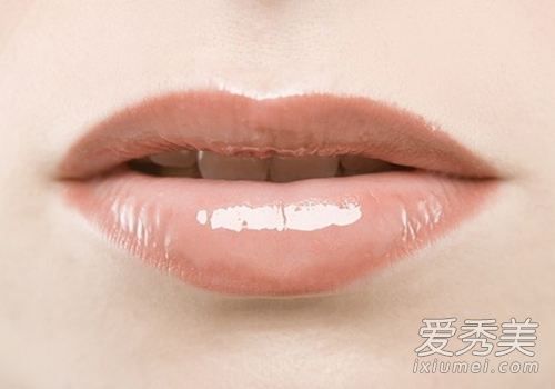 你的嘴唇上涂了一夜凡士林?
