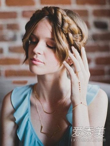 编织和头发的图案比欧美风格更生动。