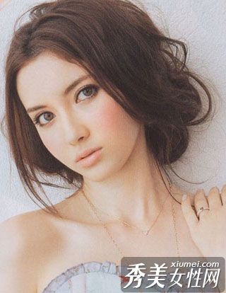 春风抚着脸上朦胧的美妆醉人的心