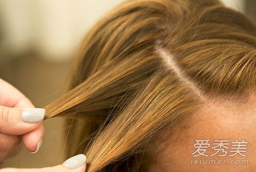 中间的长发编织过程的插图更简单,看起来更好。