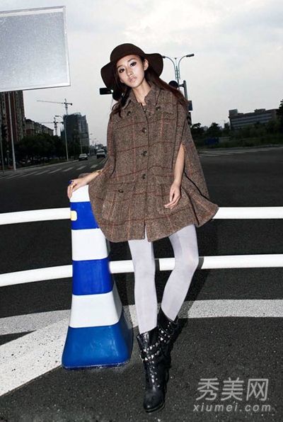 晚秋的斗篷外套很苗条，带有现代气息。