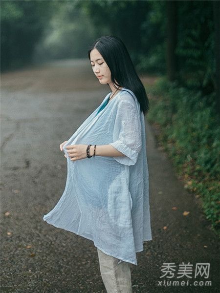 中秋节旅游美与薄羊毛衫搭配时尚感