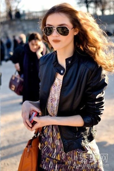 黑色小皮衣与时髦人士最喜欢的酷风格相匹配。