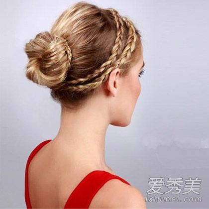 很遗憾,我的长发被剪掉了,我的花包又新鲜又漂亮。