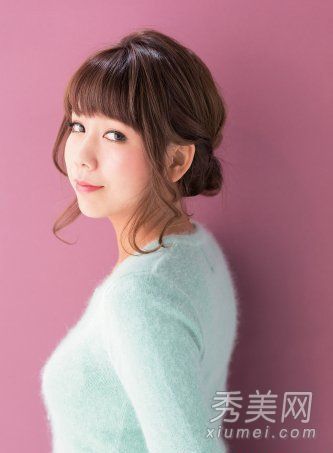 甜美女士的卷发历程成为迷人的女人