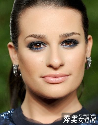 好莱坞偶像展示美丽的派对妆容