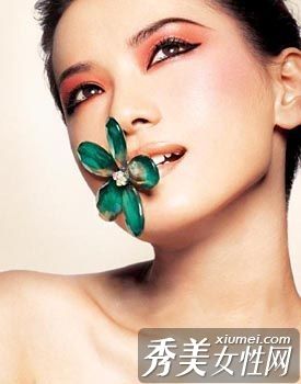 火辣眼线+精致底妆转化为气质美