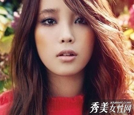 金棕色美容化妆品出现在镜子中,创造明星光环