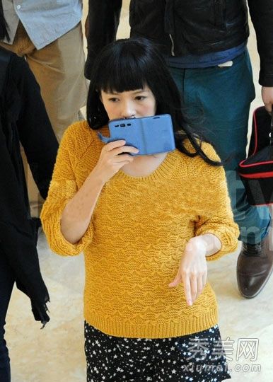 短裙+丝袜毛衣穿完美身材