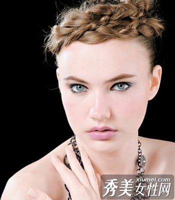 打造干净清爽的银灰色烟熏妆