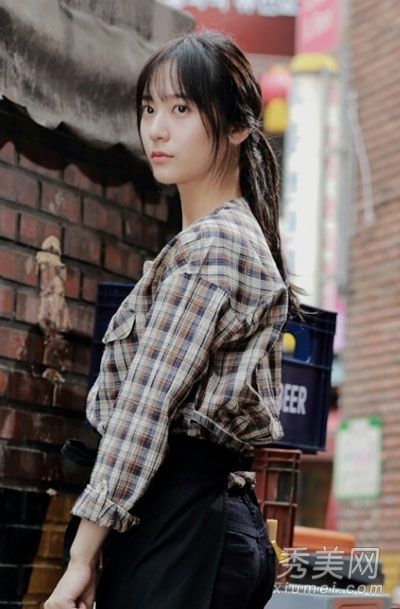 格子衬衫+牛仔裤体现了韩国歌剧女性的青春活力