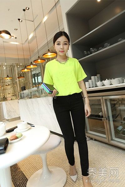 荧光色漂亮衣服时尚搭配不同款式