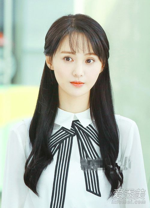 郑爽关小童校花展示什么发型在开放季节是美丽的