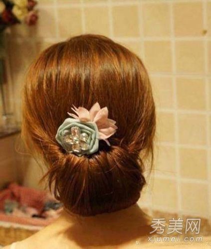 这个超简单的气质风格的美发教程展示了一种夏日清新的淑女风格。