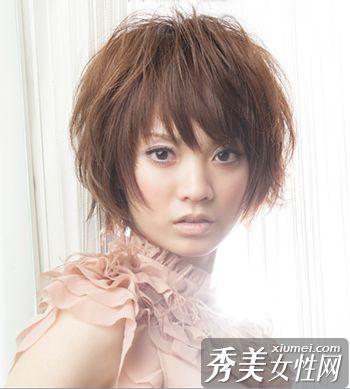 2011年春夏的最新发型完美时尚。