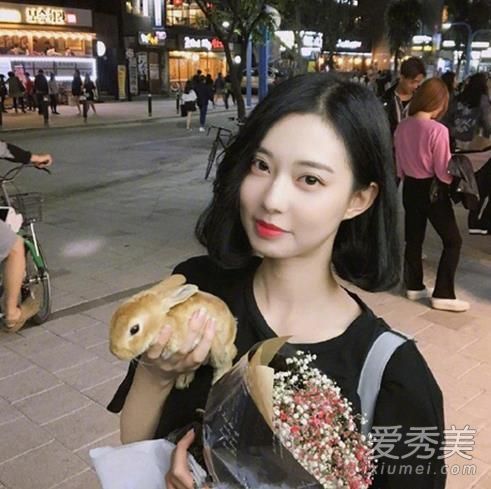 比我弟弟更帅!一头浓密的短发让你不知所措。