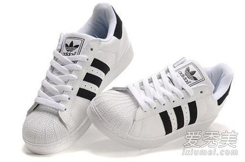 如何系阿迪达斯三叶草贝壳头的鞋带