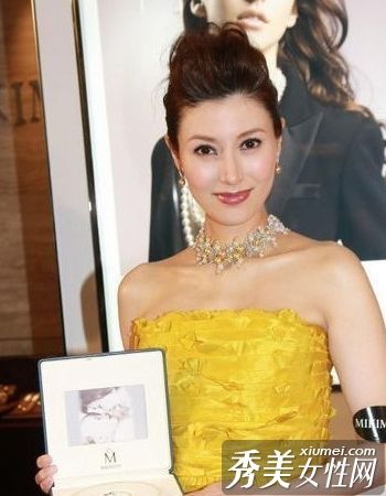 性感妈妈女演员展示气质、美丽、优雅和魅力