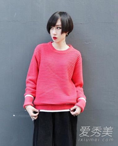 齐尔的短发真漂亮。大女孩只能看着它。