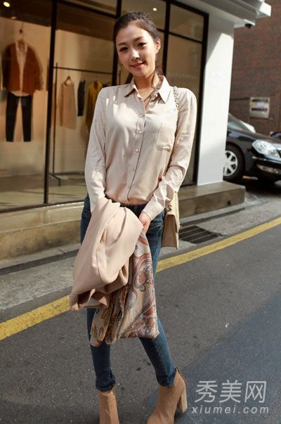 带绑腿的衬衫又高又瘦,时尚又时髦。
