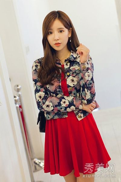 牛仔外套搭配连衣裙经典时尚非常别致