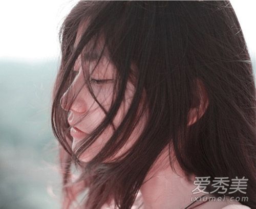 小屋里所有漂亮的女孩都穿着鱼尾发型。